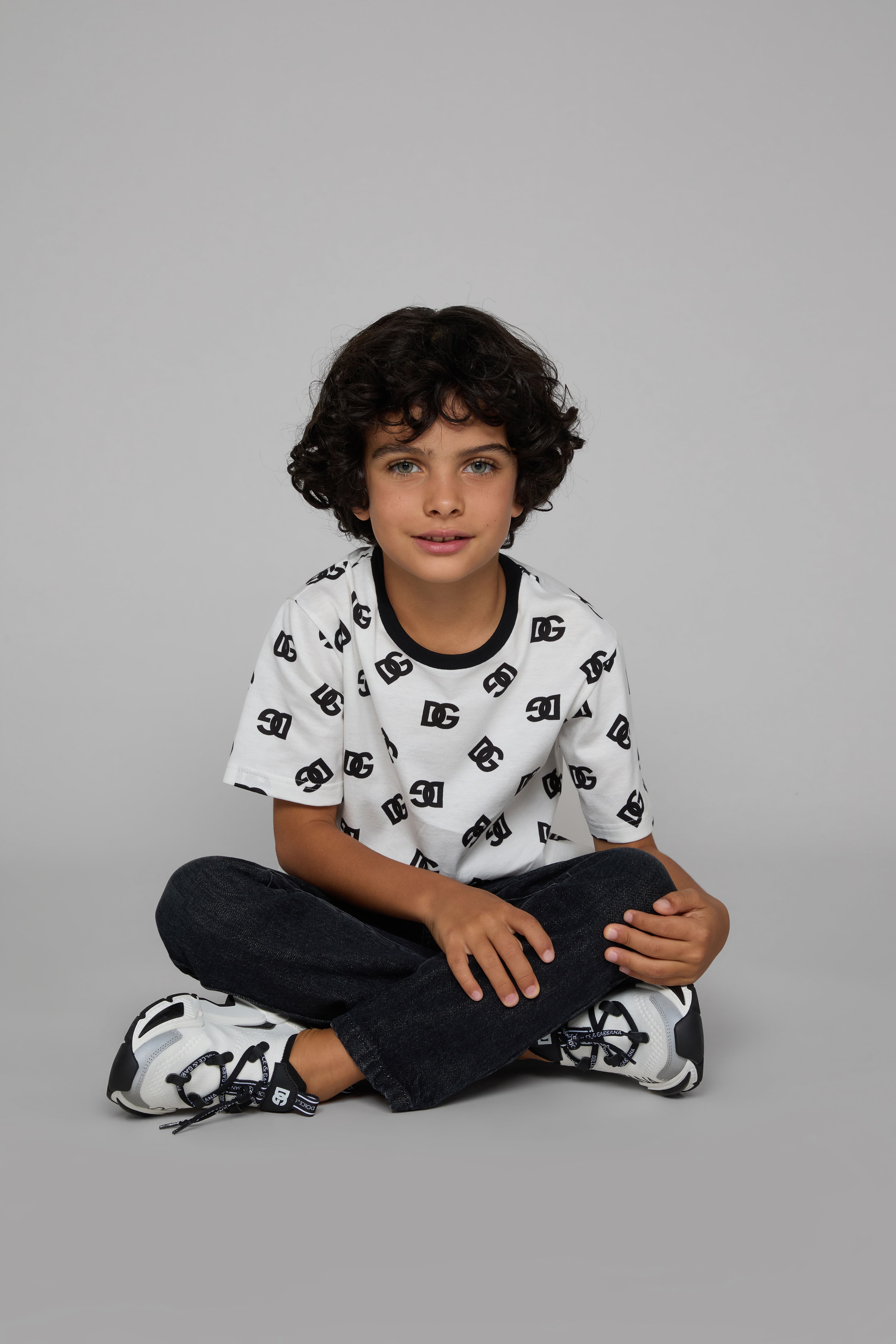 Dolce & Gabbana Kids Dziecięcy T-shirt jersey z nadrukiem logo DG na całej powierzchni - 5