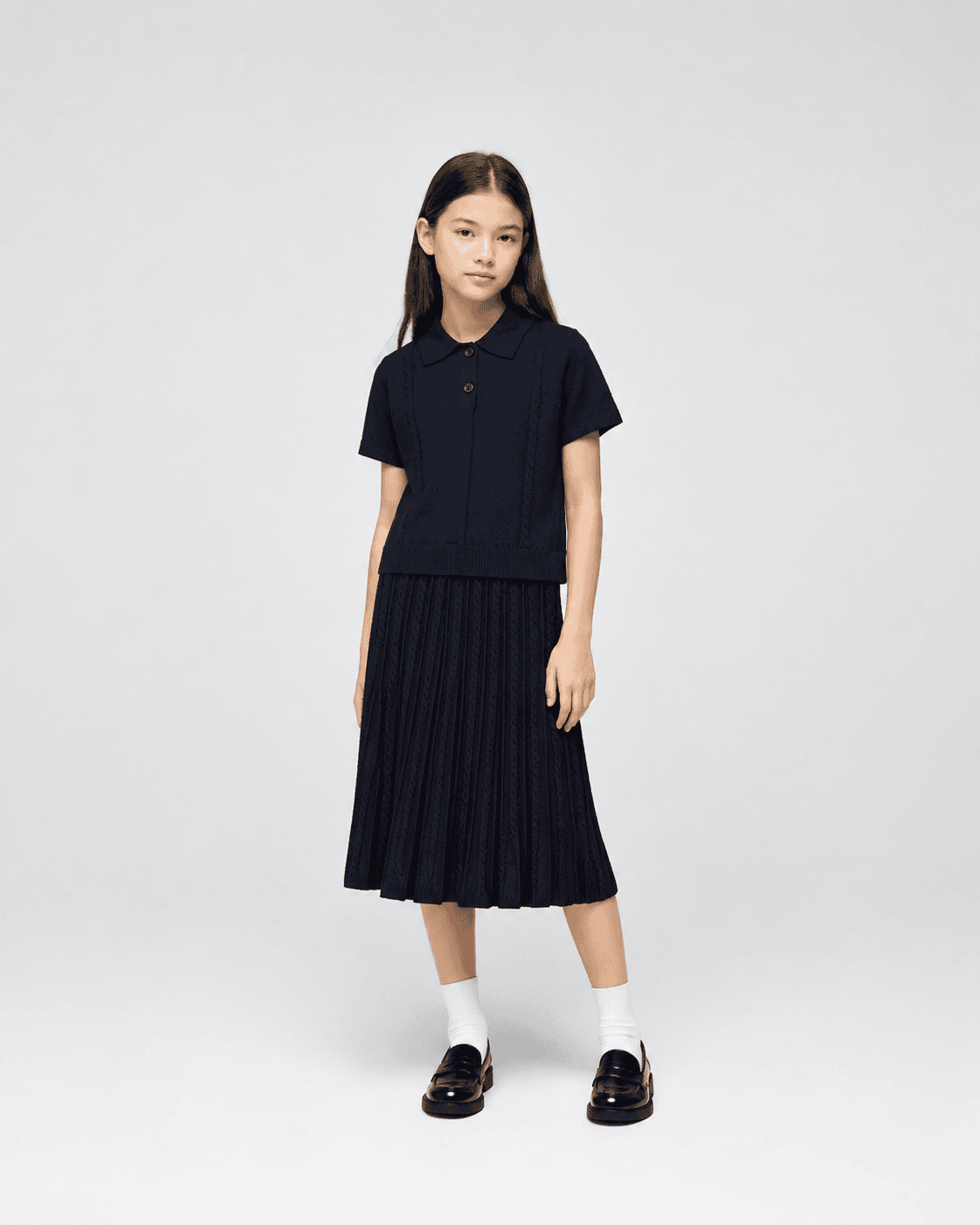 Emporio Armani Dziecięca sukienka z dzianiny z kołnierzem polo i plisowaną spódnicą - 2