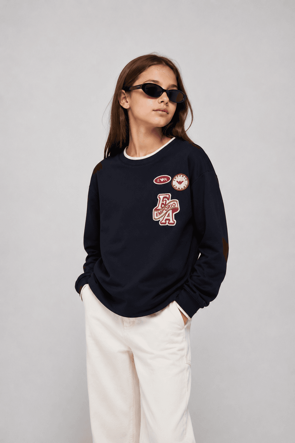 Emporio Armani Dziecięca bluza z okrągłym dekoltem z ciężkiego jerseyu z haftowanymi naszywkami - 2
