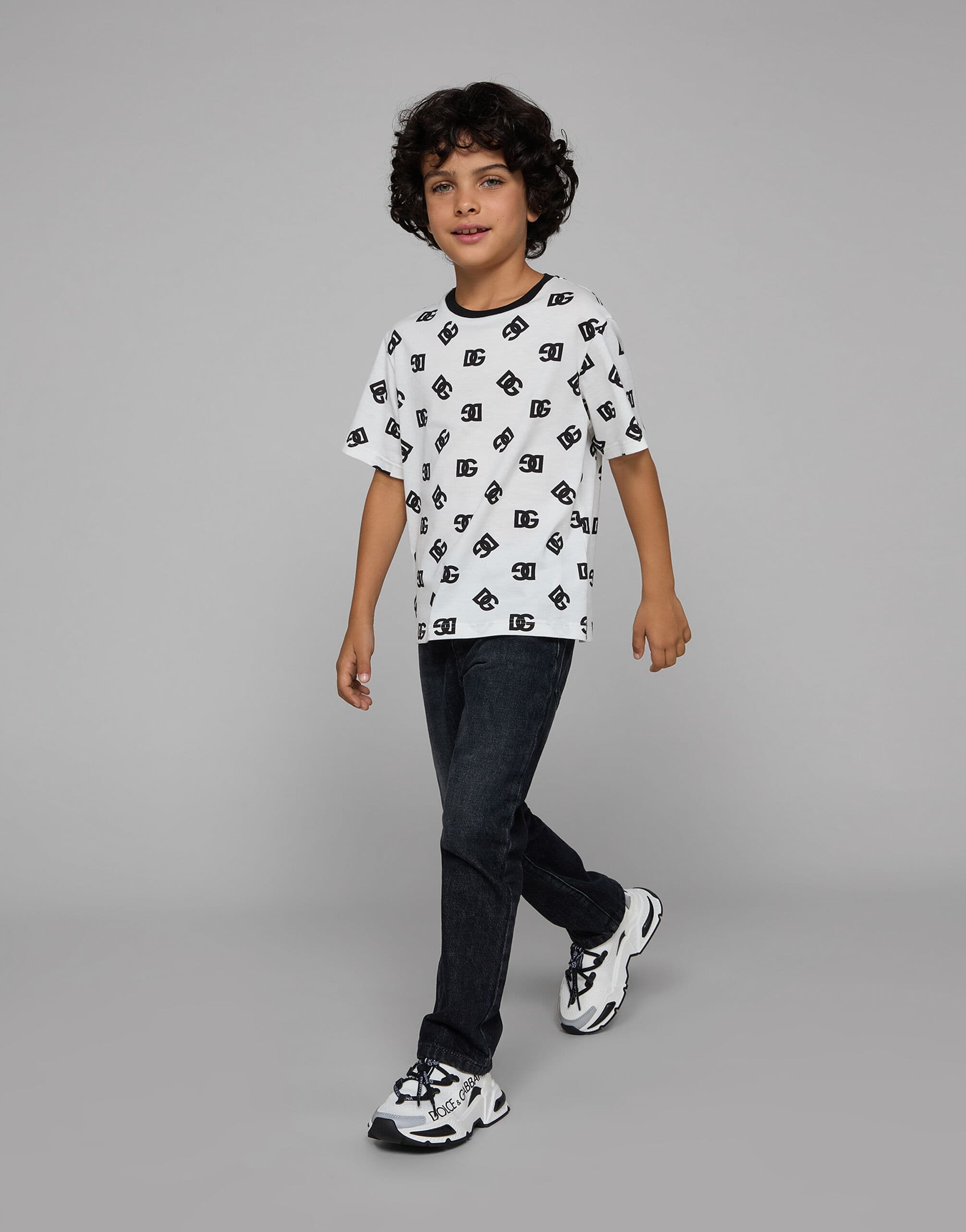 Dolce & Gabbana Kids Dziecięcy T-shirt jersey z nadrukiem logo DG na całej powierzchni - 2