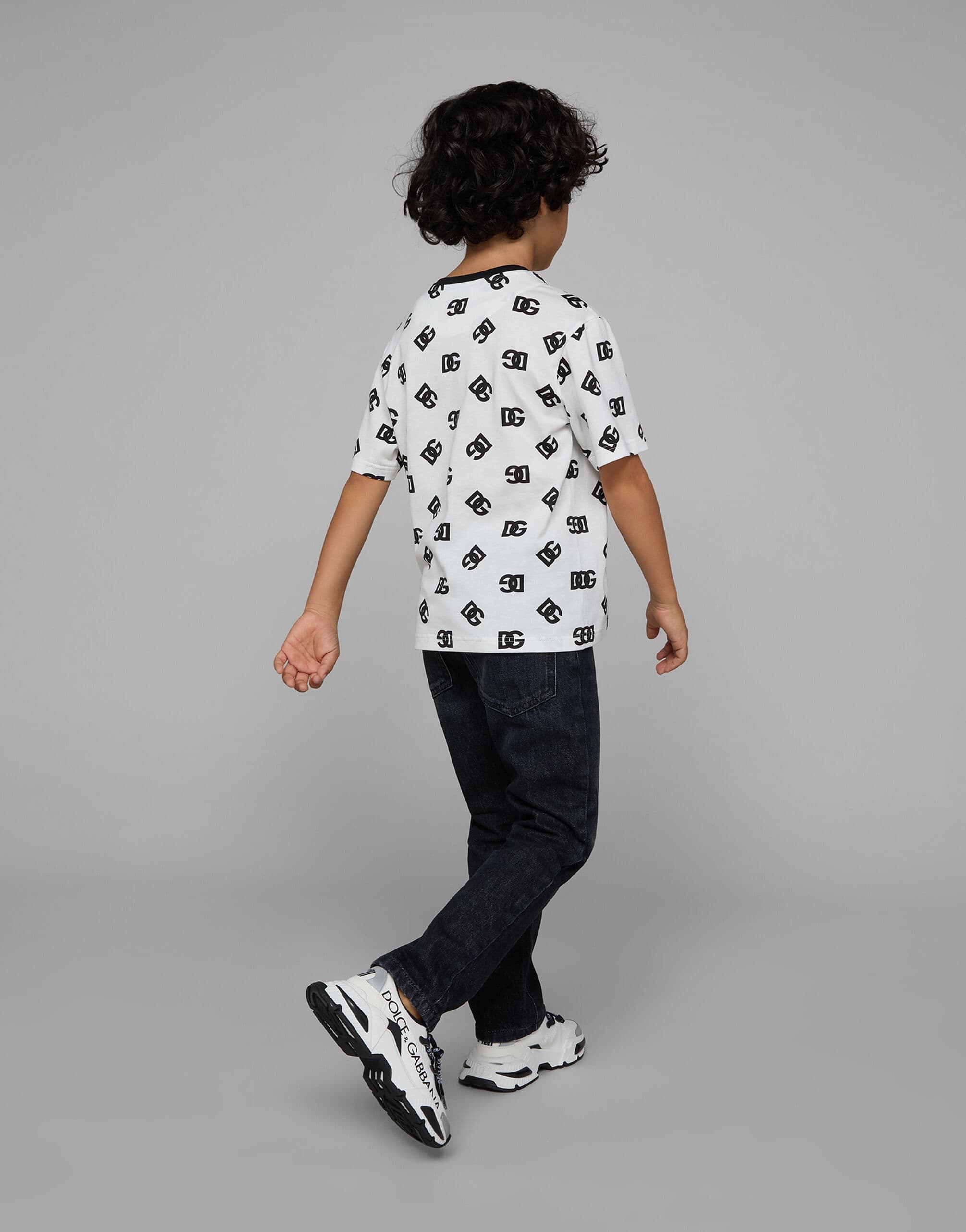 Dolce & Gabbana Kids Dziecięcy T-shirt jersey z nadrukiem logo DG na całej powierzchni - 4