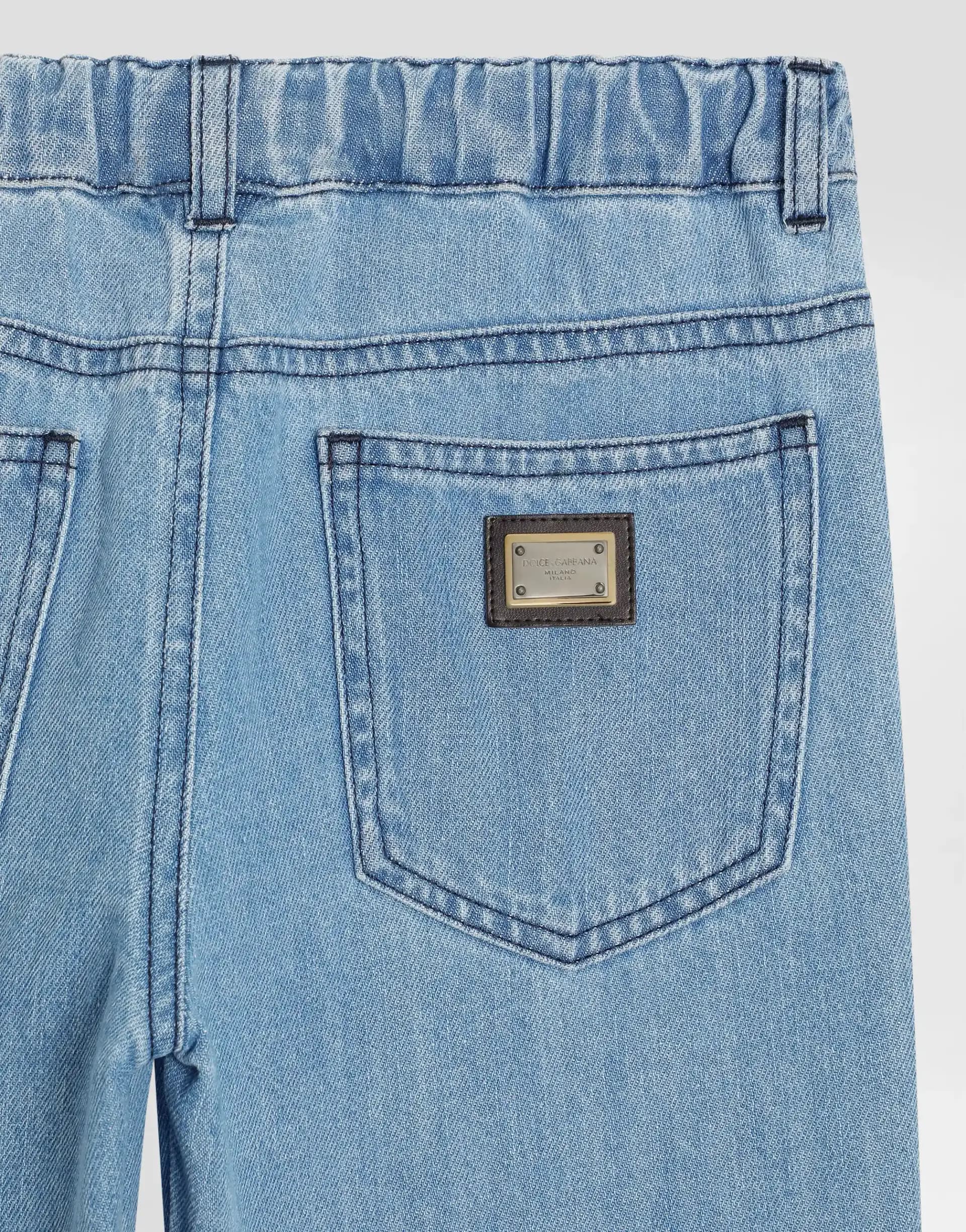 Dolce & Gabbana Kids Dziecięce niebieskie spodnie dżinsowe z pięcioma kieszeniami i plakietką logo - 3