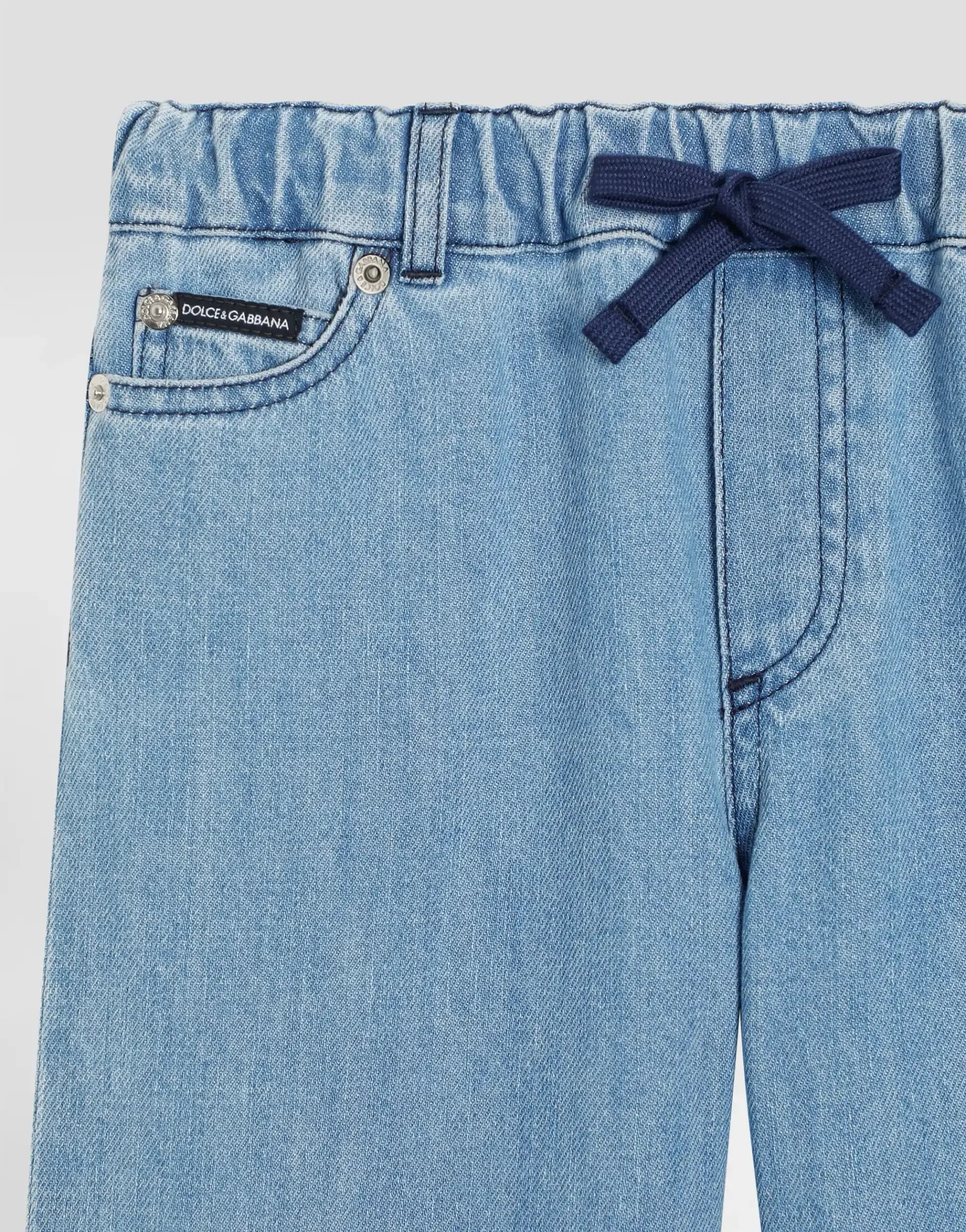 Dolce & Gabbana Kids Dziecięce niebieskie spodnie dżinsowe z pięcioma kieszeniami i plakietką logo - 4