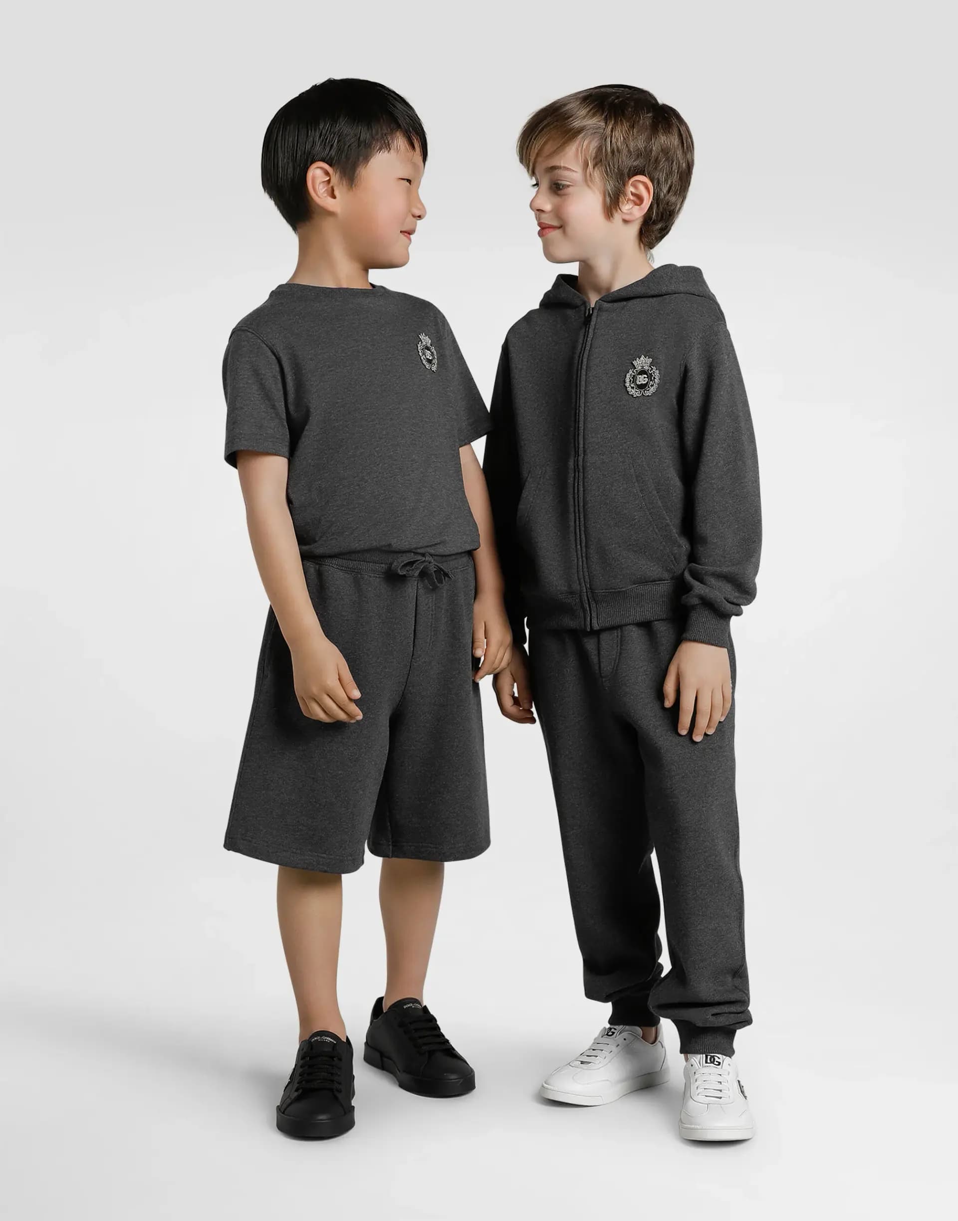 Dolce & Gabbana Kids Dziecięcy T-shirt z jerseyu z naszywką DG - 8