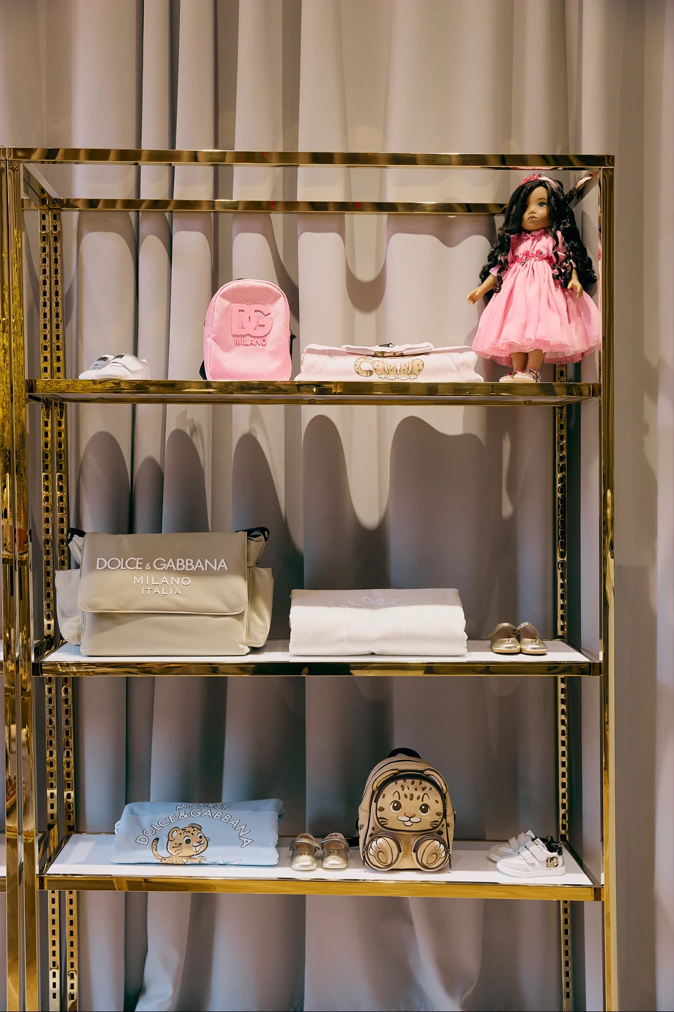 Leo Kids boutique interior 1