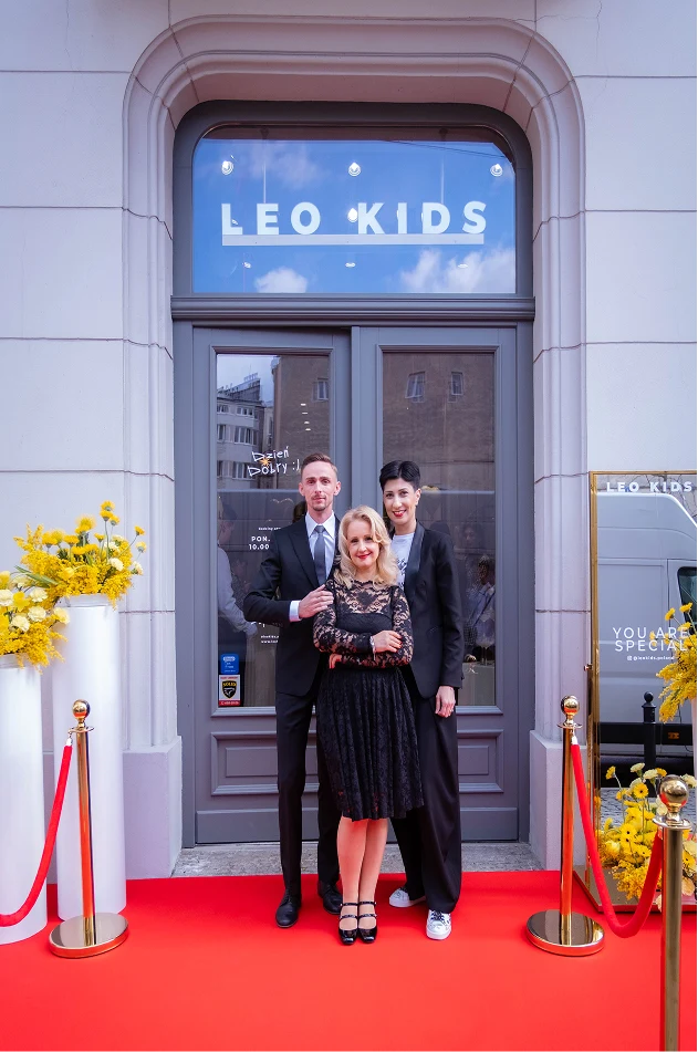 LEO KIDS team in front of the main entrance to the store